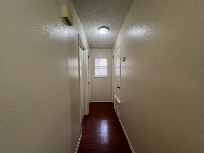 Building Photo - Quadrangle Townhome