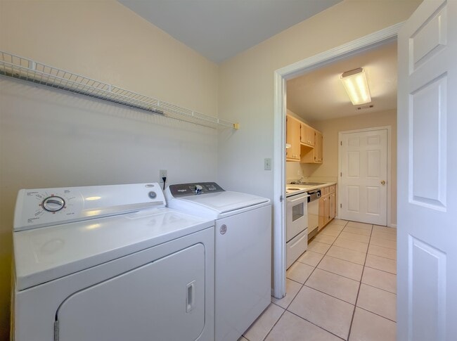 Building Photo - 696 Timberwood Cir E