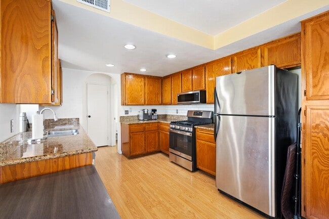 Building Photo - 1439 Summit Dr