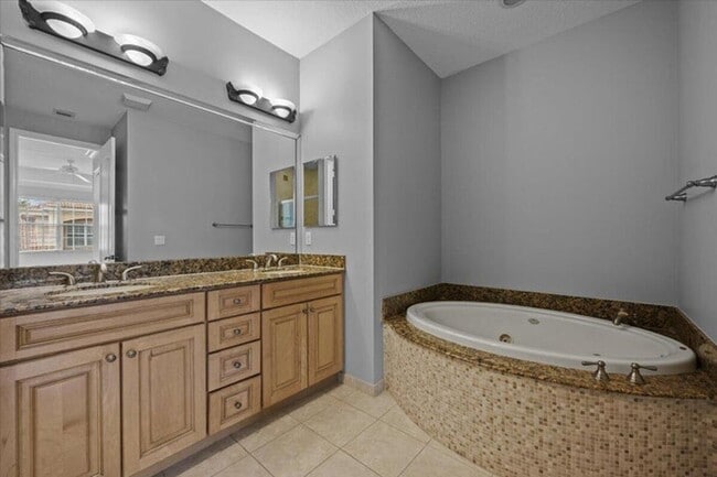 Building Photo - 4902 Vine Cliff Way E