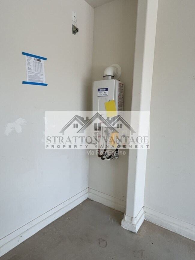 Building Photo - 43620 W Mescal Dr