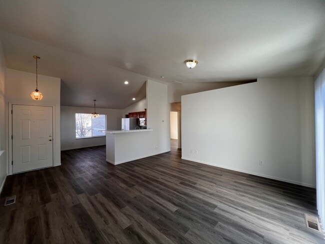 Building Photo - Cute 2 bedroom home located in Donner Trails!