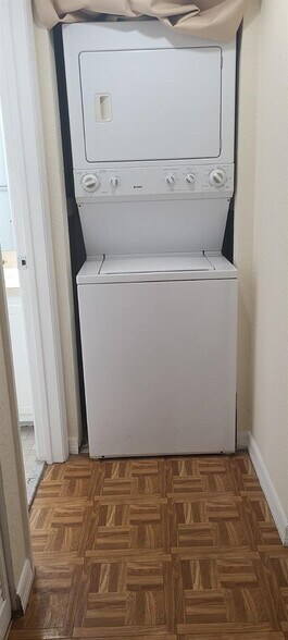 Building Photo - 2985 Riverside Dr