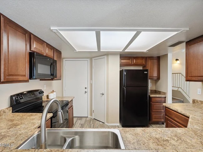 Building Photo - READY TO TOUR NOW! Charming 3-Bedroom 3-Bathroom Corner Townhouse in Peoria!