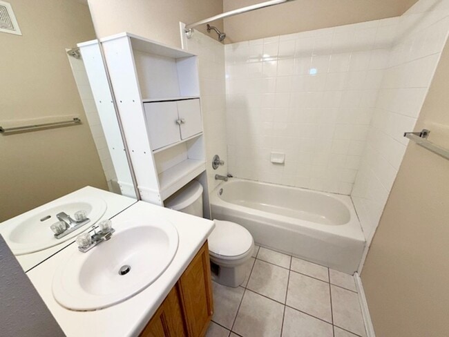 Building Photo - Westbury Farms 1-Bedroom