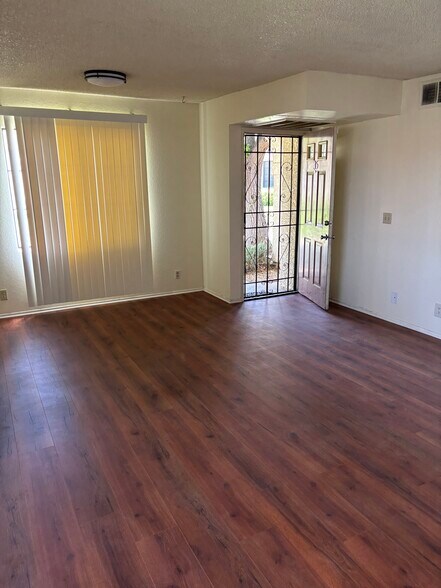 Building Photo - 2554 Olive Dr