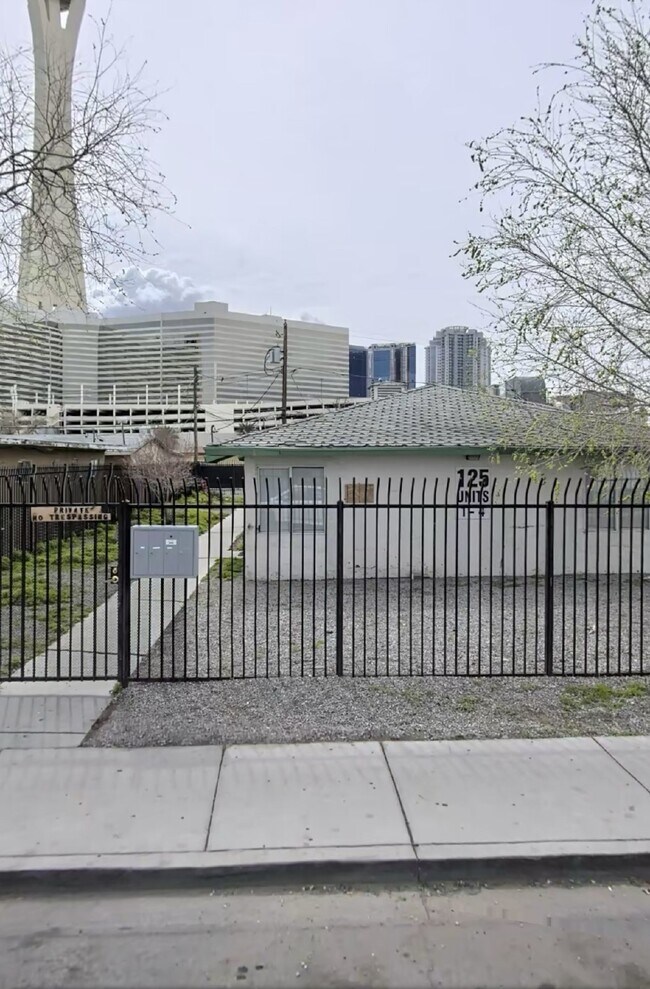 Building Photo - Single story 1 bedroom 1 bath condo availa...