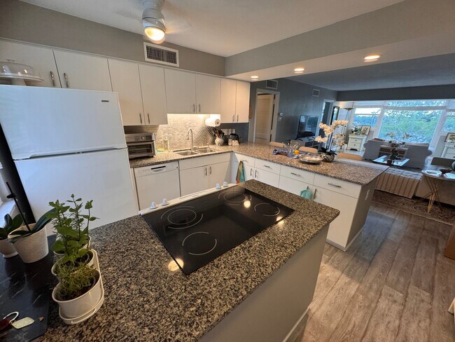 Building Photo - 33 S Gulfstream Ave