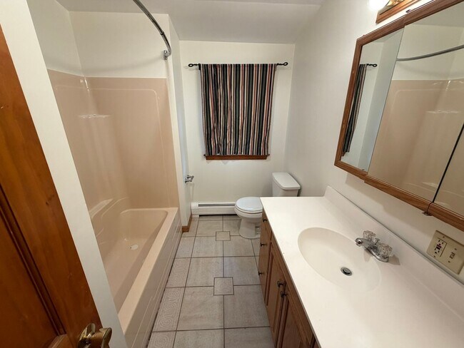 Building Photo - Beautiful 4 Bed / 2 Bath, Single Family Home. Close to Downtown Northampton!