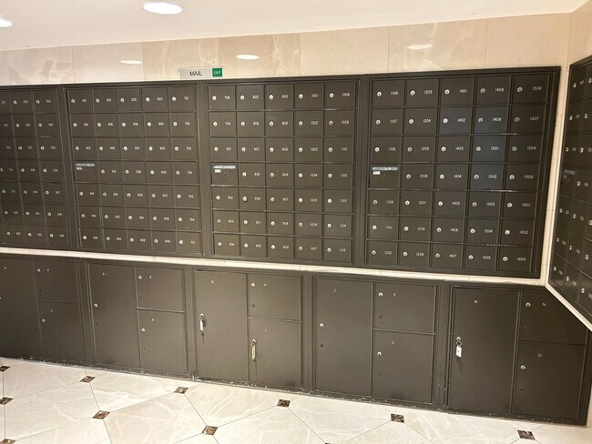 Building Photo - Colony Surf fully furnished and newly remodelled oceanfront "end unit" with parking + washer/drye...