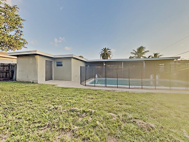 Building Photo - 631 S Crescent Dr