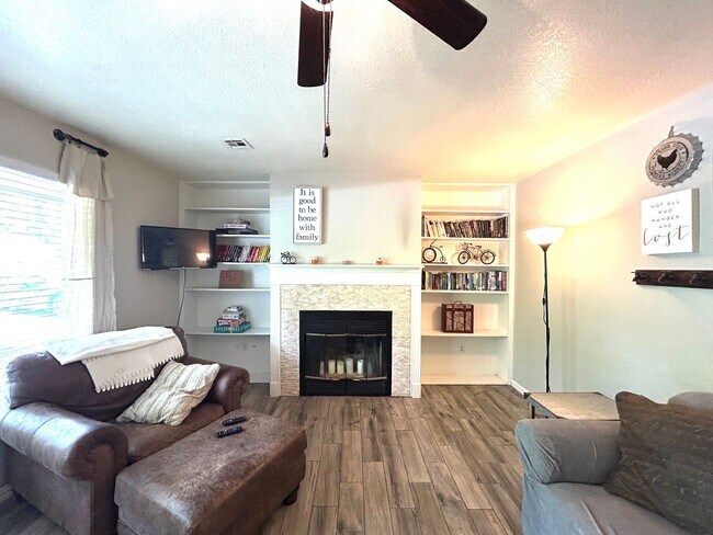 Building Photo - One level 3 bed/2 bath spacious home with ...
