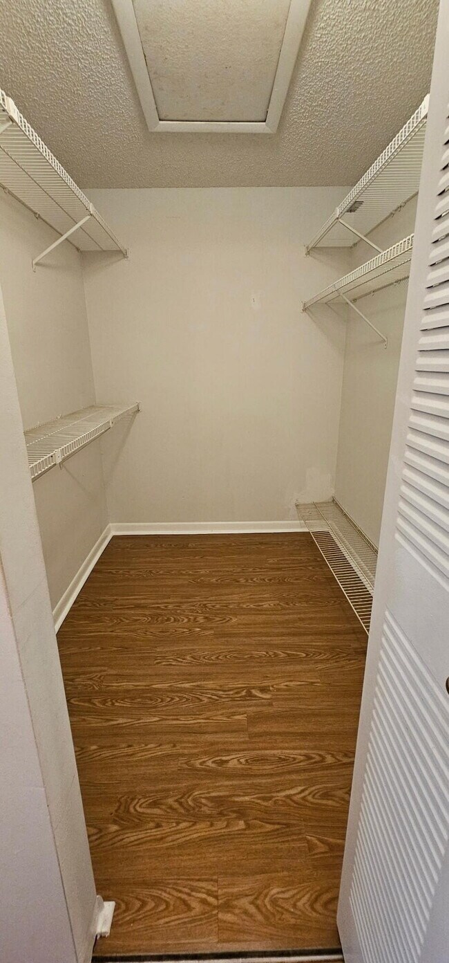 Building Photo - 7879 Willow Spring Dr