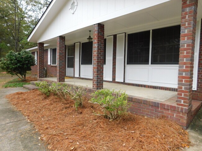 Building Photo - Convenience and charm