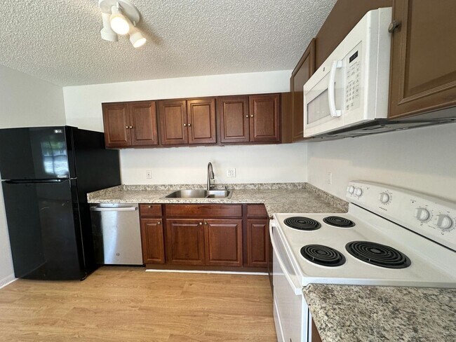 Building Photo - 556 Holly Dr