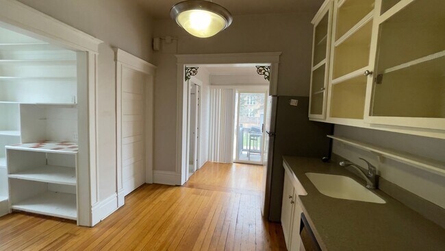 Building Photo - Beautiful 3 bed/2 bath Near Downtown!
