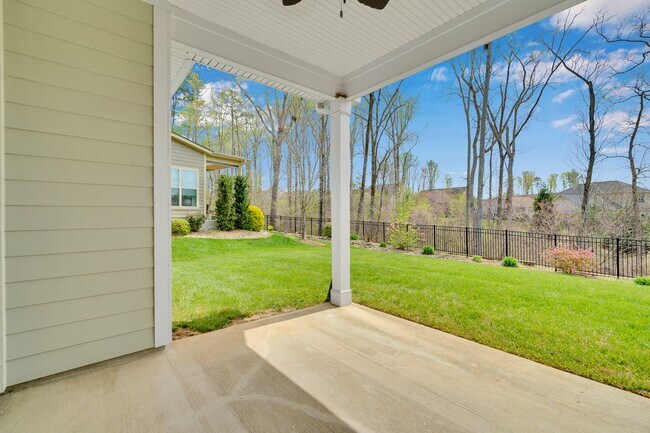 Building Photo - Light, bright, and move-in ready home in the highly sought-after Trilogy at Lake Norman community...