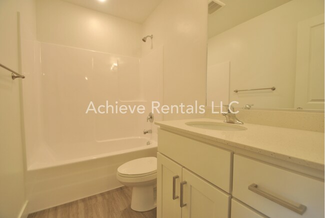 Building Photo - Beautiful 3 Bed Townhome in Nibley with pool!