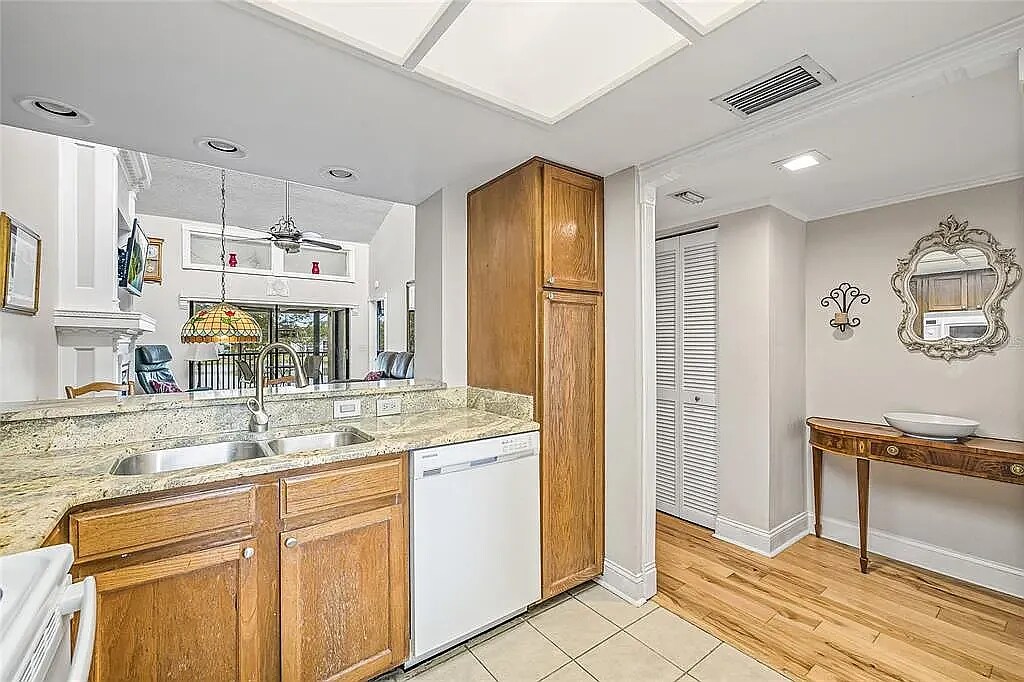 Building Photo - 222 Woodlake Wynde