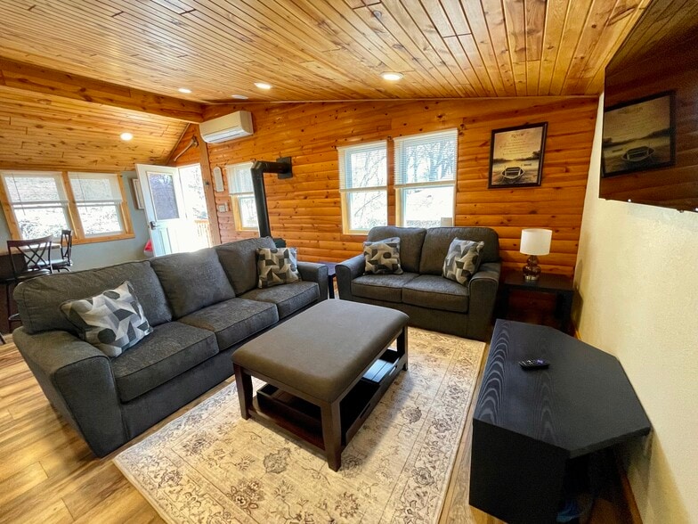 Building Photo - 2154 Twin Springs Rd