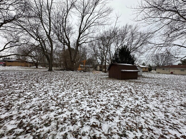 Building Photo - 202 E 68th Pl