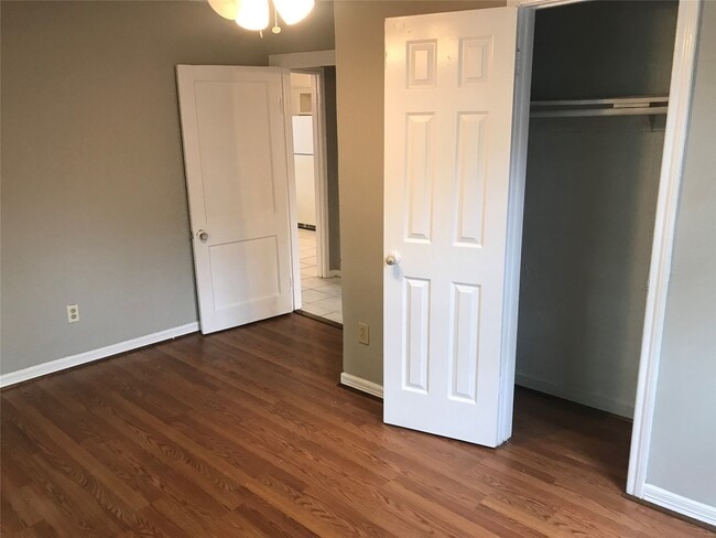 Building Photo - 215 E 25th St