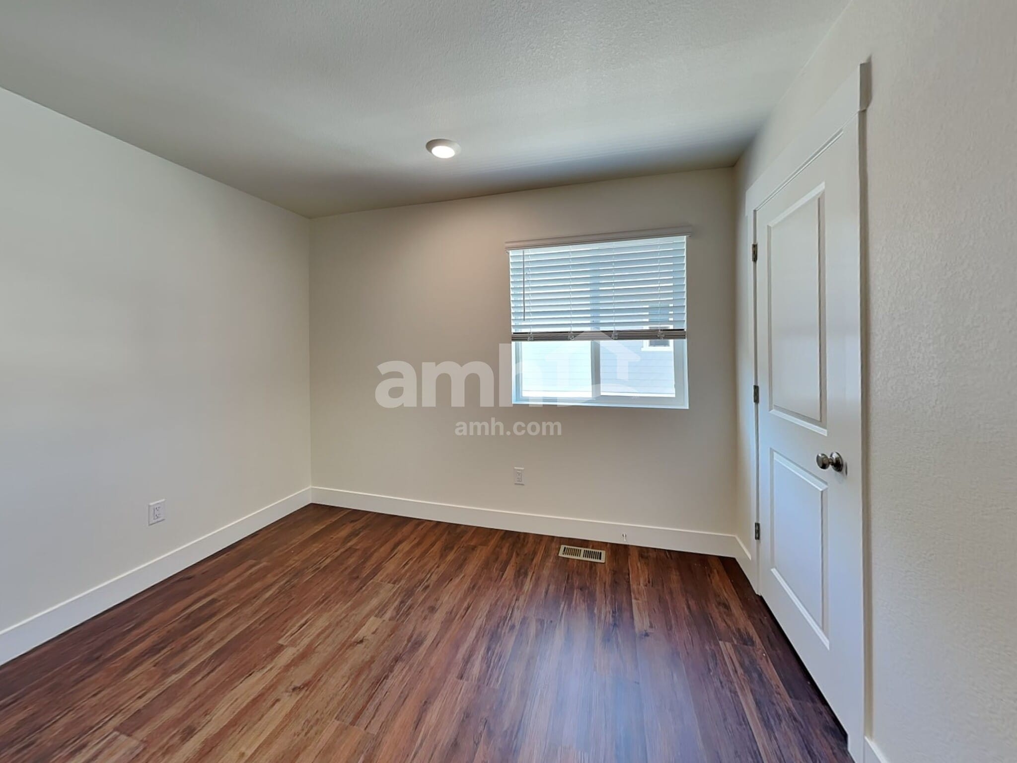 Building Photo - 823 S Oak St