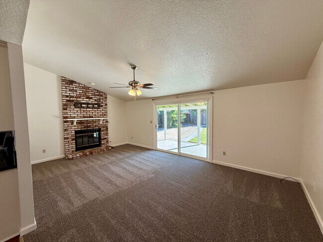 Building Photo - Single story home in established neighborhood!