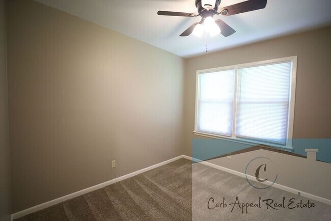 Building Photo - Recently renovated 3 bed 1 bath home with fenced yard!!