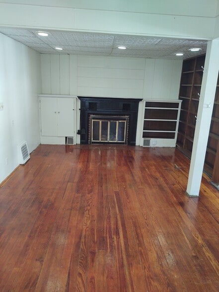 Living room working eirepla - 827 W South St