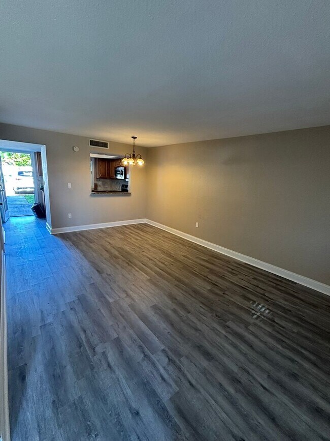 Building Photo - Newly Renovated 2 Bed / 1.5 Bath Townhome near Beaches!