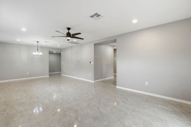 Building Photo - Bright, Fresh & Pet-Friendly — 3BR Retreat Minutes from U of A