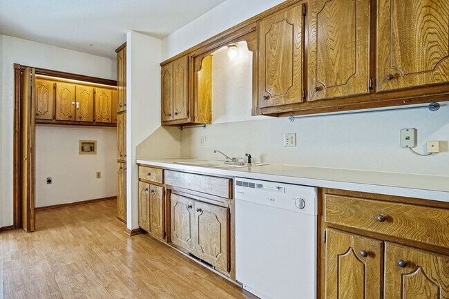 Building Photo - 8910 Oak Valley Dr