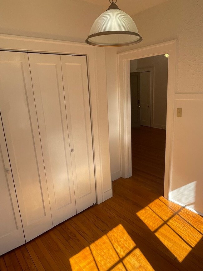 Building Photo - 1BD/1BA Corner Unit ON Napoleon Ave