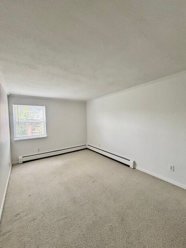 Building Photo - 1150 Golden Cir