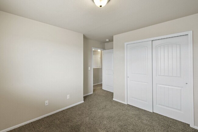 Building Photo - 917 Silverqueen Rd