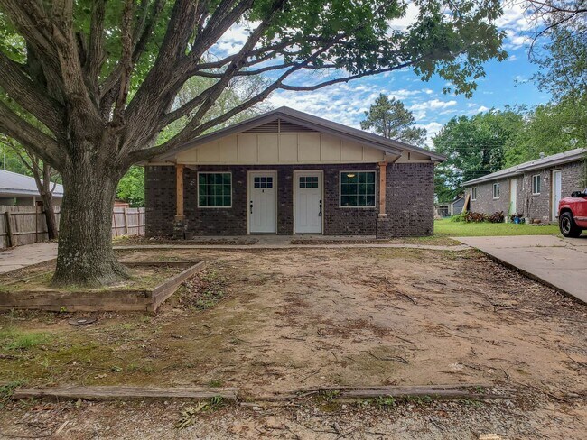 Building Photo - 1121 E Parker St