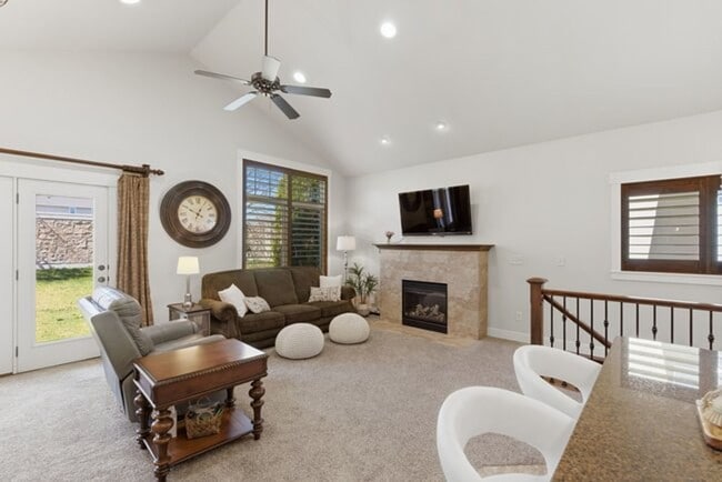 Building Photo - Beautiful Riverton Townhome in Gated Community!