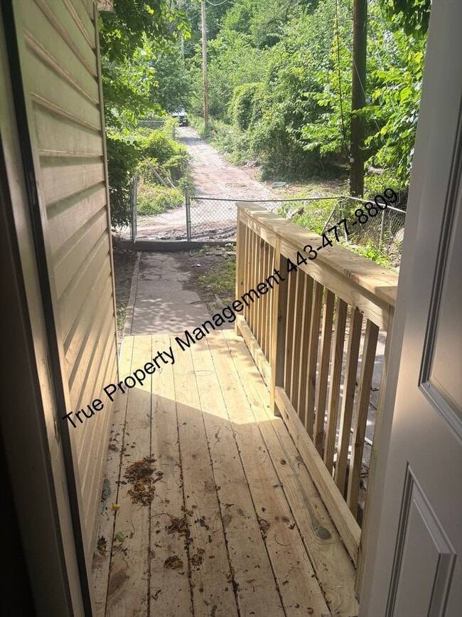 Building Photo - Spacious 3 Bedroom Home with Backyard & In-Unit Washer/Dryer