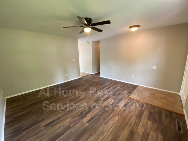Building Photo - 2535 W Primrose Ln