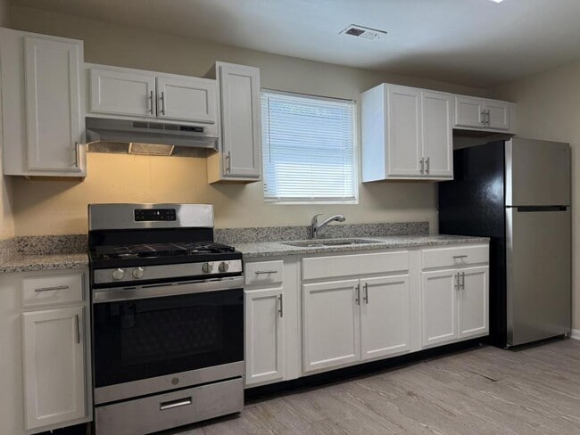 Building Photo - 1722 Selden Ave