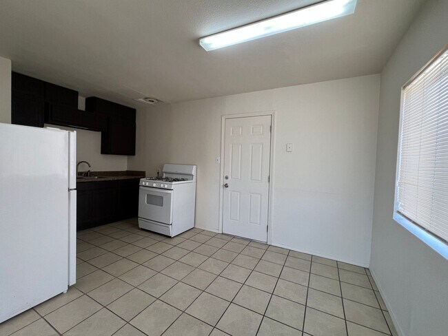Building Photo - P412