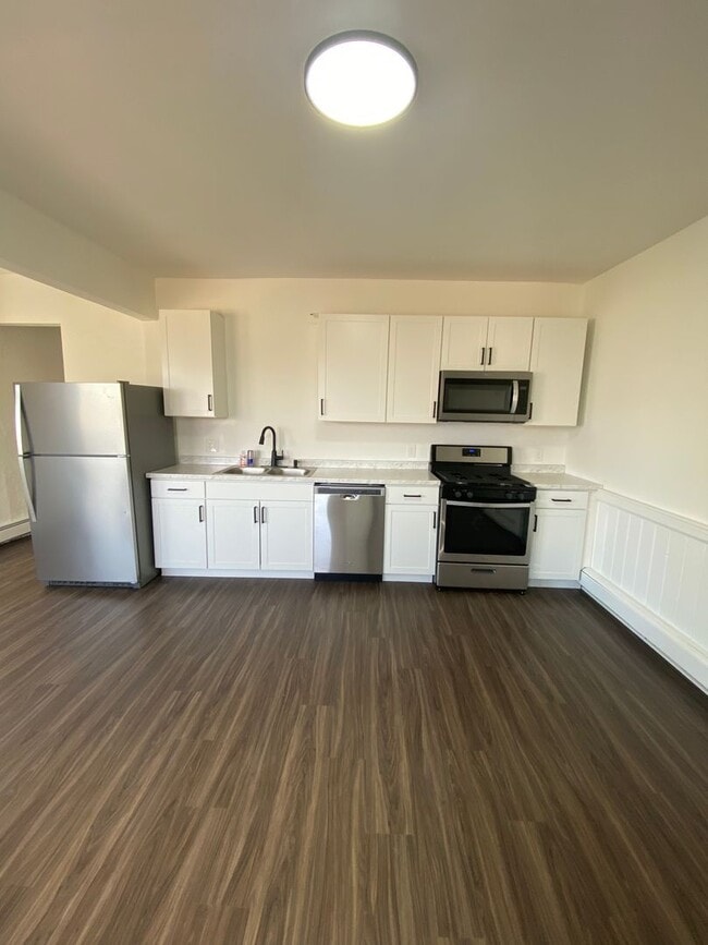 Building Photo - Available MAY 2026 - Beautiful renovated 3 Bedroom, 2 Bath Home in Heart of Allentown!