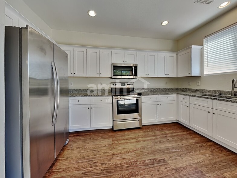 Building Photo - 12751 W Glenrosa Dr