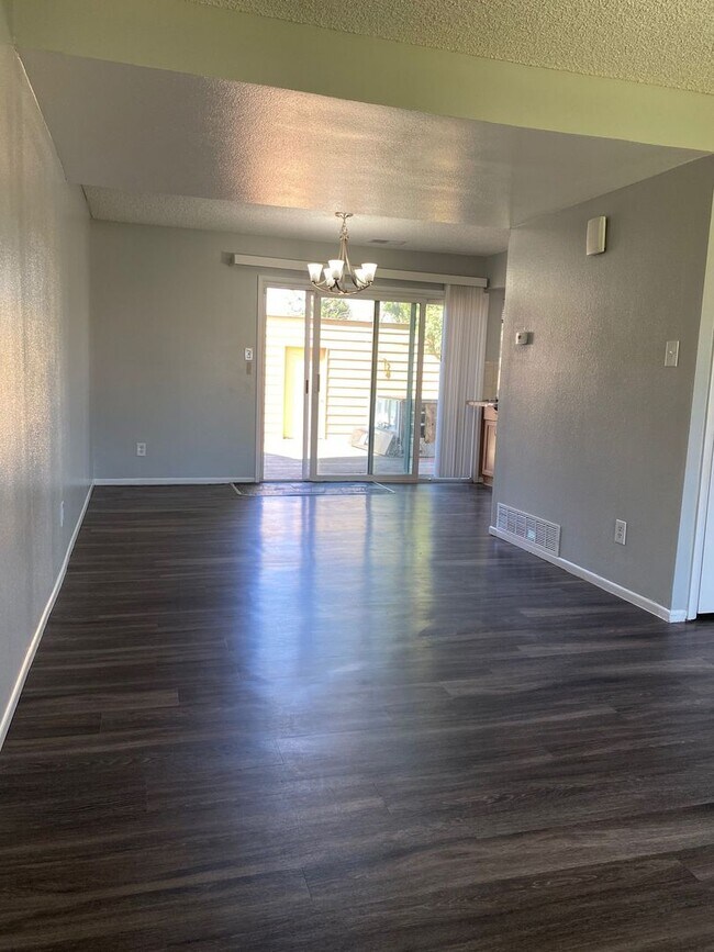 Building Photo - Amazing 3 Bed / 2.5 Bath Townhome in 1st V...