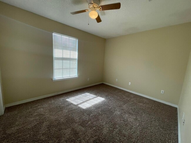 Building Photo - 240 Westview Dr