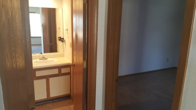 Building Photo - Great 3 Bed 2 Bath Duplex w/ attached 2 car garage!