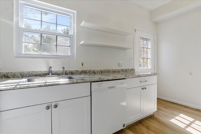 Building Photo - 1310 Hampshire Dr