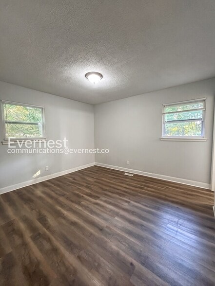 Building Photo - 203 Pinetree Dr