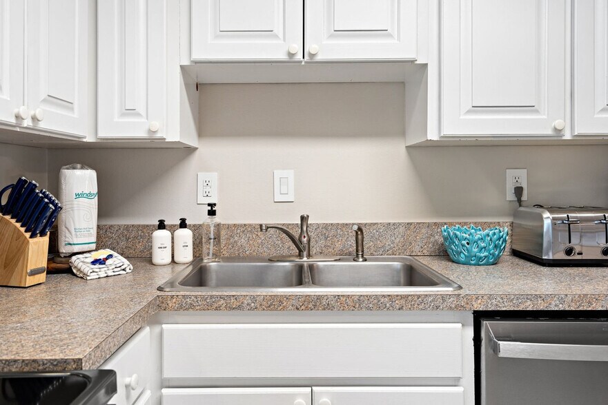 Building Photo - 215 Venus Ct